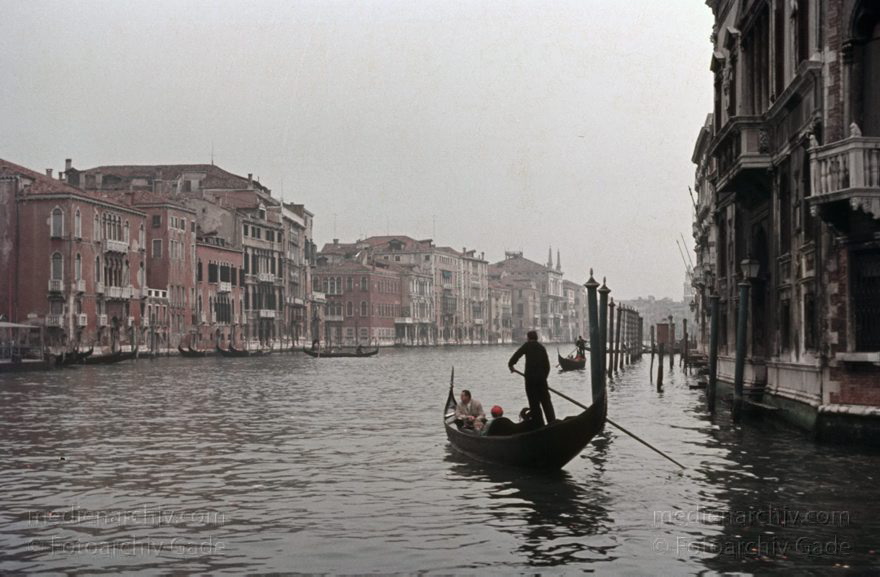 1950er. Italien. Provinz Venedig. Region Venetien. Venedig
1950er. Italien. Provinz Venedig. Region Venetien. Venedig. Italia. Venezia. Italy. Venice
Schlüsselwörter: 1950er;Italia;Italien;Italy;Venedig;Venetien;Venezia;Venice