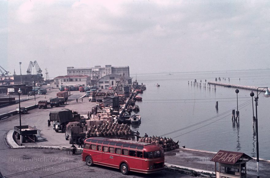 1950er. Italien. Provinz Venedig. Region Venetien. Venedig
1950er. Italien. Provinz Venedig. Region Venetien. Venedig. Italia. Venezia. Italy. Venice
Schlüsselwörter: 1950er;Italia;Italien;Italy;Venedig;Venetien;Venezia;Venice