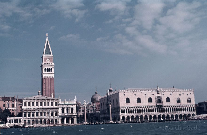 1950er. Italien. Provinz Venedig. Region Venetien. Venedig
1950er. Italien. Provinz Venedig. Region Venetien. Venedig. Italia. Venezia. Italy. Venice
Schlüsselwörter: 1950er;Italia;Italien;Italy;Venedig;Venetien;Venezia;Venice