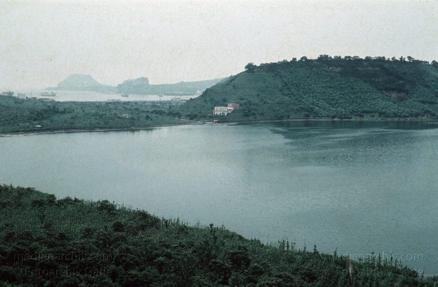 um 1960 Italien. Pozzuoli. Lago Averno
um 1960 Italien. Pozzuoli. Lago Averno. Lago d'Averno
Schlüsselwörter: 1960;Italia;Italien;Italy;Lago Averno;Lago d'Averno;Pozzuoli
