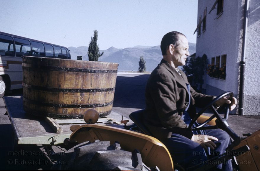 1975. Italien. Waidbruck.
1975. Italien. Waidbruck. Ponte Gardena. Mann auf einem Tracktor. Landwirt
Schlüsselwörter: 1975;Italia;Italien;Italy;Landwirt;Ponte Gardena;Südtirol;Tirol;Tracktor;Waidbruck
