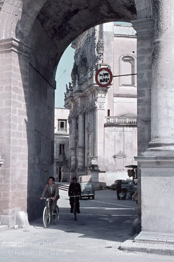 um 1960. Italien. Apulien. Lecce - Italy. Apulia - Italia. Puglia
um 1960. Italien. Apulien. Lecce - Italy. Apulia - Italia. Puglia
Schlüsselwörter: 1960;Apulien;Italia;Italien;Italy;Lecce;Puglia