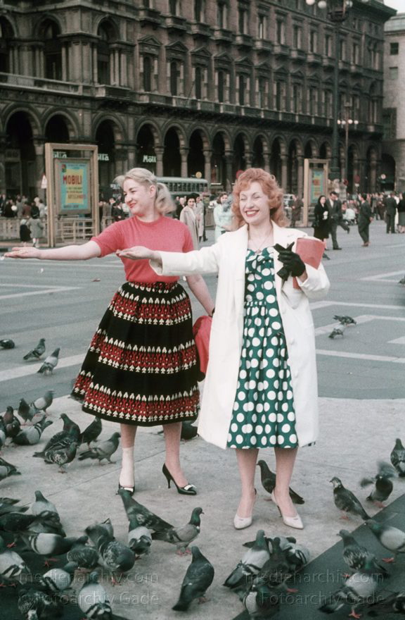 1959. Italien. Lombardei. Mailand
1959. Italien. Mailand. Zwei Frauen mit einem Taubenschwarm.
Schlüsselwörter: 1959;Frauen;Italia;Italien;Italy;Lombardei;Lombardy;Mailand;Milan;Tauben