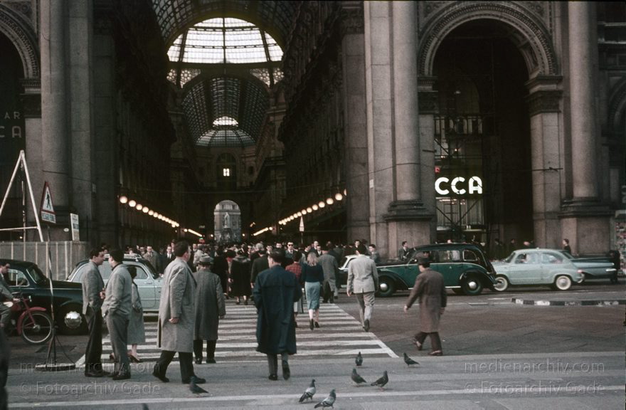 1959. Italien. Lombardei. Mailand
1959. Italien. Mailand. Die Einkaufspassage Galleria Vittorio Emmanuele II wurde 1877 fertig gestellt.
Schlüsselwörter: 1959;Italia;Italy;Lombardei;Lombardy;Mailand;Milan;Milano