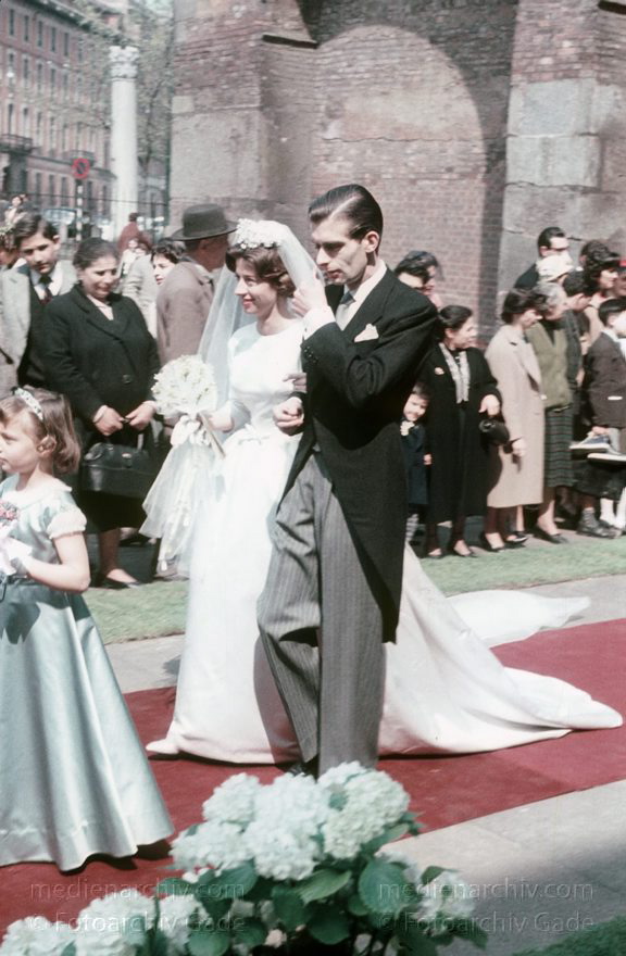 1959. Italien. Lombardei. Mailand
1959. Italien. Mailand. Hochzeit. Das Brautpaar vor der Kirche.
Schlüsselwörter: 1959;Hochzeit;Italia;Italien;Italy;Kirche;Lombardei;Lombardy;Mailand;Milan;Milano;Religion