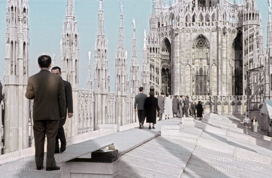 1959. Italien. Lombardei. Mailand
1959. Italien. Lombardei. Mailand.  Italy. Lombardy. Milan. Italia. Lombardia. Milan. Mailänder Dom. Duomo di Santa Maria Nascente. Menschen auf dem Dach
Schlüsselwörter: 1959;Dom;Duomo di Santa Maria Nascente;Italia;Italy;Lombardei;Lombardy;Mailand;Mailänder Dom;Milan;Milano