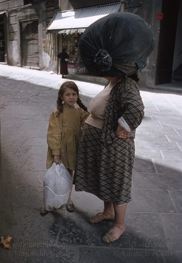 1955. Italien. Neapel. -  Italy. Naples -  Italia. Napoli
1955. Italien. Provinz Neapel. Region Kampanien. Neapel. -  Italy. Naples -  Italia. Campania. Napoli. Frau mit Traglast auf dem Kopf und Kind
Schlüsselwörter: 1955;Campania;Italia;Italien;Italy;Kampanien;Naples;Napoli;Neapel