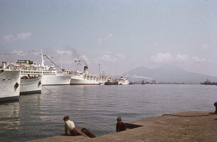 1955. Italien. Neapel. -  Italy. Naples -  Italia. Napoli
1955. Italien. Provinz Neapel. Region Kampanien. Neapel. -  Italy. Naples -  Italia. Campania. Napoli. Mittelmeer. Hafen. Schiffe. Boote
Schlüsselwörter: 1955;Boote;Campania;Hafen;Italia;Italien;Italy;Kampanien;Mittelmeer;Naples;Napoli;Neapel;Schiffe