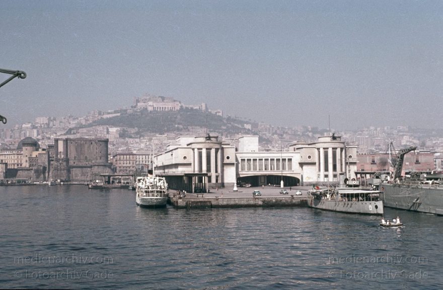 1955. Italien. Neapel. -  Italy. Naples -  Italia. Napoli
1955. Italien. Provinz Neapel. Region Kampanien. Neapel. -  Italy. Naples -  Italia. Campania. Napoli. Mittelmeer. Hafen. Schiffe. Boote
Schlüsselwörter: 1955;Boote;Campania;Hafen;Italia;Italien;Italy;Kampanien;Mittelmeer;Naples;Napoli;Neapel;Schiffe
