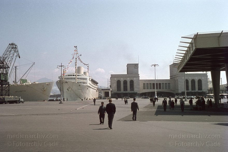 1955. Italien. Neapel. -  Italy. Naples -  Italia. Napoli
1955. Italien. Provinz Neapel. Region Kampanien. Neapel. -  Italy. Naples -  Italia. Campania. Napoli. Mittelmeer. Hafen. Schiffe. Boote
Schlüsselwörter: 1955;Boote;Campania;Hafen;Italia;Italien;Italy;Kampanien;Mittelmeer;Naples;Napoli;Neapel;Schiffe
