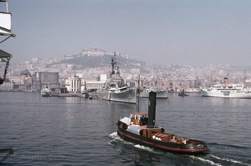 1955. Italien. Neapel. -  Italy. Naples -  Italia. Napoli
1955. Italien. Provinz Neapel. Region Kampanien. Neapel. -  Italy. Naples -  Italia. Campania. Napoli. Mittelmeer. Hafen. Schiffe. Boote
Schlüsselwörter: 1955;Boote;Campania;Hafen;Italia;Italien;Italy;Kampanien;Mittelmeer;Naples;Napoli;Neapel;Schiffe