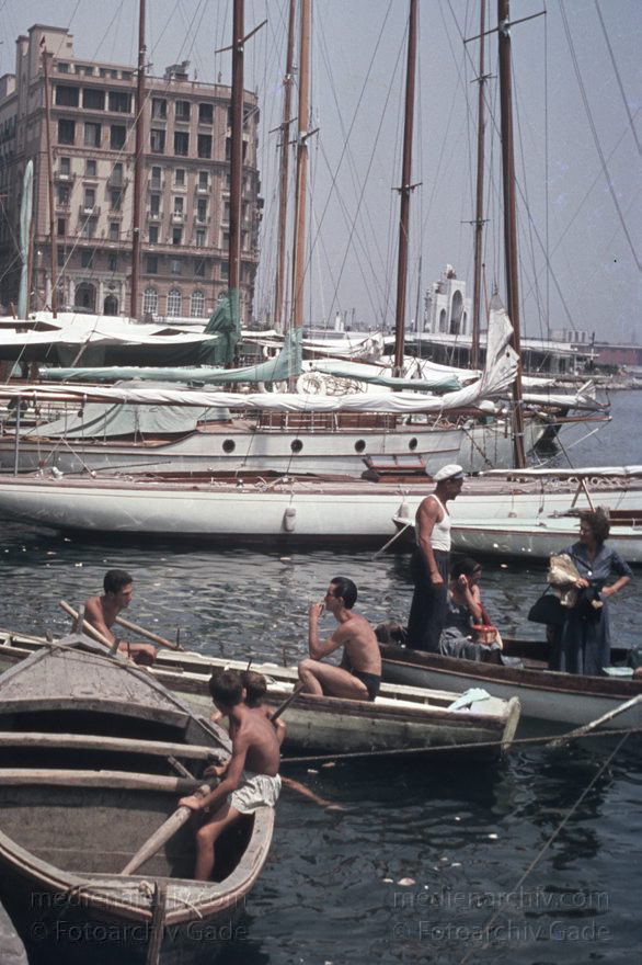 1955. Italien. Neapel. -  Italy. Naples -  Italia. Napoli
1955. Italien. Provinz Neapel. Region Kampanien. Neapel. -  Italy. Naples -  Italia. Campania. Napoli. Mittelmeer. Hafen. Schiffe. Boote. Ruderboote vor Segelyachten
Schlüsselwörter: 1955;Boote;Campania;Hafen;Italia;Italien;Italy;Kampanien;Mittelmeer;Naples;Napoli;Neapel;Ruderboote;Schiffe;Segelyachten