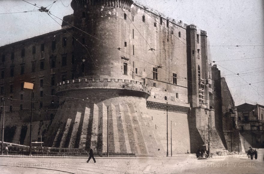 1955. Italien. Neapel. -  Italy. Naples -  Italia. Napoli
1955. Italien. Provinz Neapel. Region Kampanien. Neapel. -  Italy. Naples -  Italia. Campania. Napoli. Castel Nuovo
Schlüsselwörter: 1955;Campania;Castel Nuovo;Italia;Italien;Italy;Kampanien;Naples;Napoli;Neapel