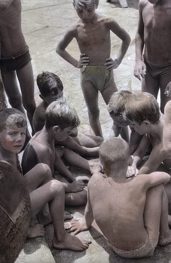 1955. Italien. Neapel. -  Italy. Naples -  Italia. Napoli
1955. Italien. Provinz Neapel. Region Kampanien. Neapel. -  Italy. Naples -  Italia. Campania. Napoli. Spielende Kinder. Jungen. Mittelmeer
Schlüsselwörter: 1955;Boot;Campania;Italia;Italien;Italy;Jungen;Kampanien;Kinder;Mittelmeer;Naples;Napoli;Neapel