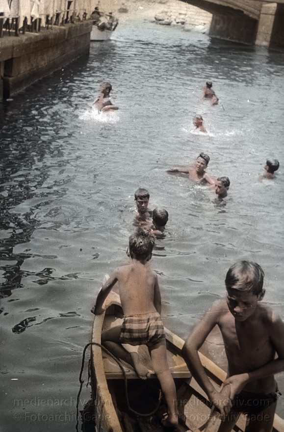 1955. Italien. Neapel. -  Italy. Naples -  Italia. Napoli
1955. Italien. Provinz Neapel. Region Kampanien. Neapel. -  Italy. Naples -  Italia. Campania. Napoli. Spielende Kinder. Jungen. Mittelmeer
Schlüsselwörter: 1955;Boot;Campania;Italia;Italien;Italy;Jungen;Kampanien;Kinder;Mittelmeer;Naples;Napoli;Neapel