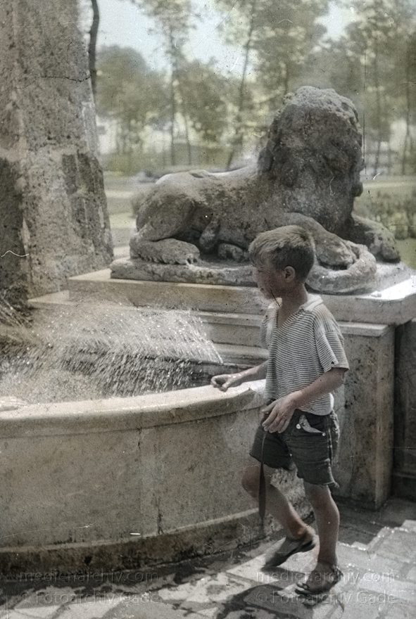 1955. Italien. Neapel. -  Italy. Naples -  Italia. Napoli
1955. Italien. Provinz Neapel. Region Kampanien. Neapel. -  Italy. Naples -  Italia. Campania. Napoli. Junge am Brunnen
Schlüsselwörter: 1955;Brunnen;Campania;Italia;Italien;Italy;Kampanien;Naples;Napoli;Neapel