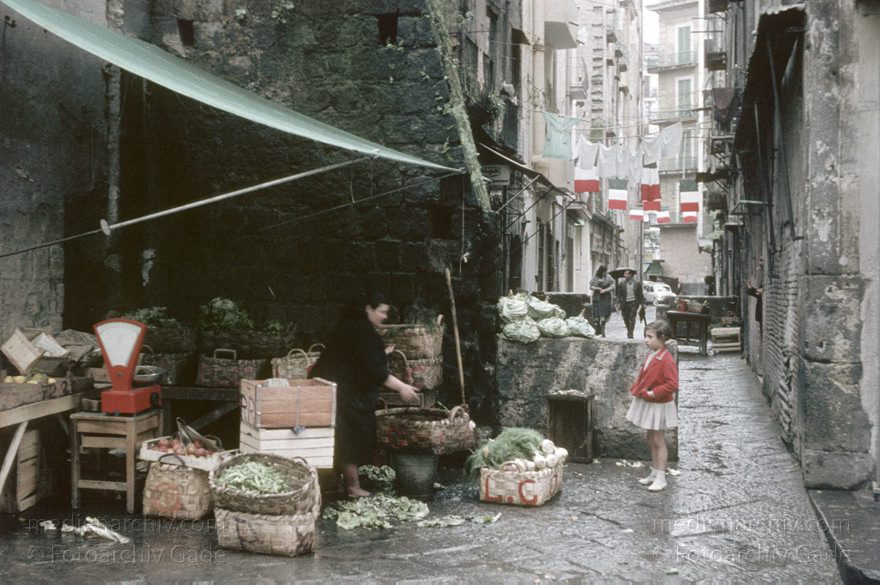 1955. Italien. Neapel. -  Italy. Naples -  Italia. Napoli
1955. Italien. Provinz Neapel. Region Kampanien. Neapel. -  Italy. Naples -  Italia. Campania. Napoli. Obst- und Gemüsehändler
Schlüsselwörter: 1955;Campania;Gemüse;Italia;Italien;Italy;Kampanien;Naples;Napoli;Neapel;Obst