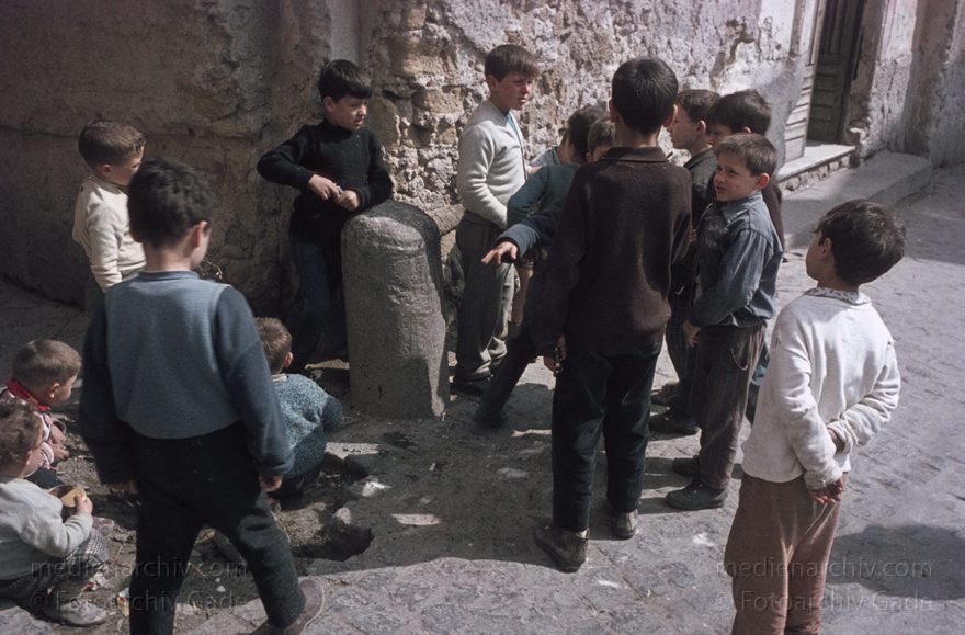 1955. Italien. Neapel. -  Italy. Naples -  Italia. Napoli
1955. Italien. Provinz Neapel. Region Kampanien. Neapel. -  Italy. Naples -  Italia. Campania. Napoli. Jungs beim Spielen
Schlüsselwörter: 1955;Campania;Italia;Italien;Italy;Jungen;Kampanien;Naples;Napoli;Neapel;Spielen