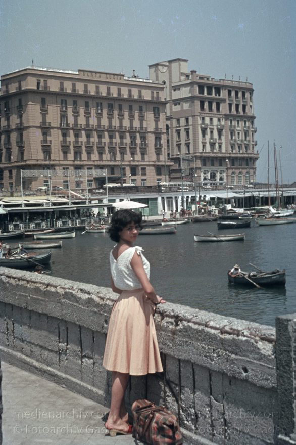 1955. Italien. Neapel. -  Italy. Naples -  Italia. Napoli
1955. Italien. Provinz Neapel. Region Kampanien. Neapel. -  Italy. Naples -  Italia. Campania. Napoli. Mädchen. Junge Frau
Schlüsselwörter: 1955;Campania;Frau;Italia;Italien;Italy;Kampanien;Mädchen;Naples;Napoli;Neapel
