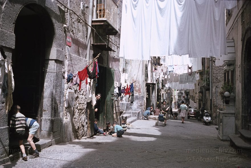 1955. Italien. Neapel. -  Italy. Naples -  Italia. Napoli
1955. Italien. Provinz Neapel. Region Kampanien. Neapel. -  Italy. Naples -  Italia. Campania. Napoli. Trockenende Wäsche in der Gasse
Schlüsselwörter: 1955;Campania;Gasse;Italia;Italien;Italy;Kampanien;Naples;Napoli;Neapel;Wäsche