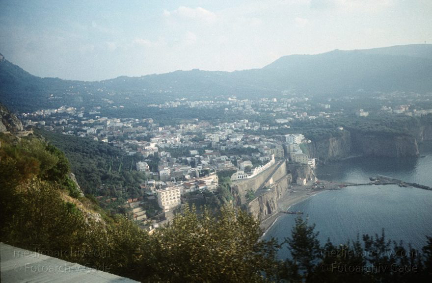 1968. Italien. Provinz Neapel. Region Kampanien. Pompei beim Vesuv
1968. Italien. Provinz Neapel. Region Kampanien. Pompeji. Pompei beim Vesuv. -  Italy. Naples. Mount Vesuvius
Schlüsselwörter: 1968;Campania;Italia;Italien;Italy;Kampanien;Naples;Napoli;Neapel;Pompei;Pompeji;Vesuv