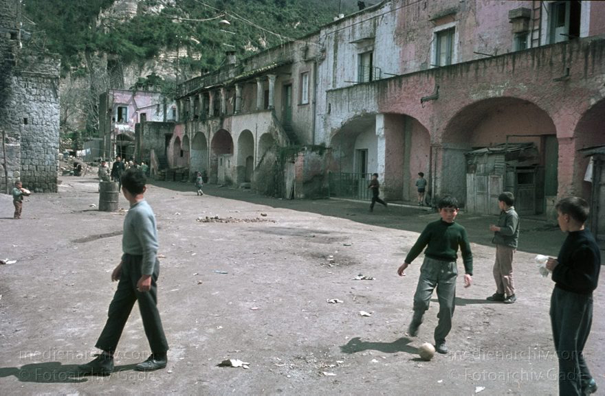 um 1960. Italien. Provinz Neapel. Region Kampanien. Pozzuoli
um 1960. Italien. Provinz Neapel. Region Kampanien. Pozzuoli. - Italy. Italia. Pezzulo. Kinder. Jungen. Fußball
Schlüsselwörter: 1960;Campania;Fußball;Italia;Italien;Italy;Jungen;Kampanien;Kinder;Pezzulo;Pozzuoli