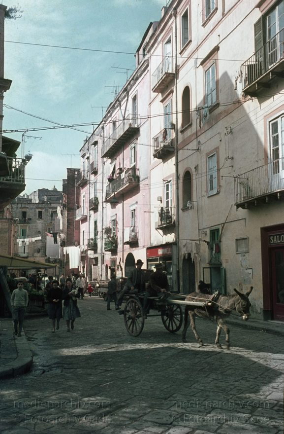 um 1960. Italien. Provinz Neapel. Region Kampanien. Pozzuoli
um 1960. Italien. Provinz Neapel. Region Kampanien. Pozzuoli. - Italy. Italia. Pezzulo
Schlüsselwörter: 1960;Campania;Italia;Italien;Italy;Kampanien;Pezzulo;Pozzuoli