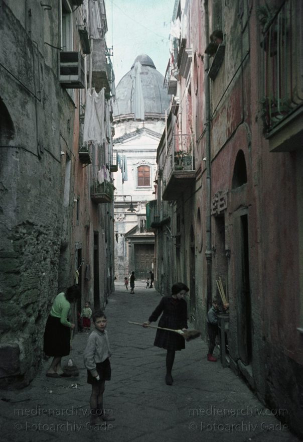 um 1960. Italien. Provinz Neapel. Region Kampanien. Pozzuoli
um 1960. Italien. Provinz Neapel. Region Kampanien. Pozzuoli. - Italy. Italia. Pezzulo
Schlüsselwörter: 1960;Campania;Italia;Italien;Italy;Kampanien;Pezzulo;Pozzuoli