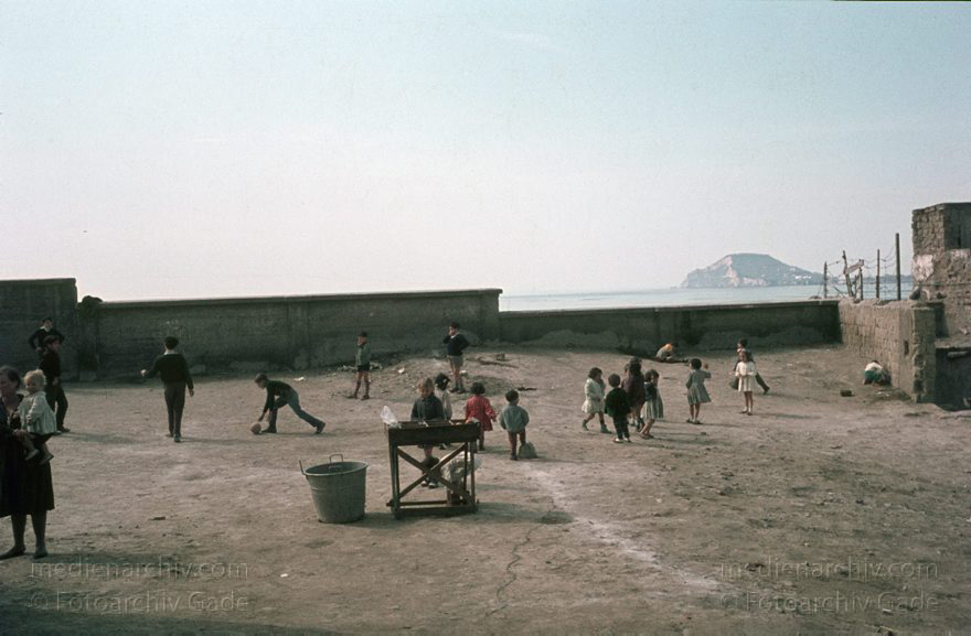 um 1960. Italien. Provinz Neapel. Region Kampanien. Pozzuoli
um 1960. Italien. Provinz Neapel. Region Kampanien. Pozzuoli. - Italy. Italia. Pezzulo
Schlüsselwörter: 1960;Campania;Italia;Italien;Italy;Kampanien;Pezzulo;Pozzuoli