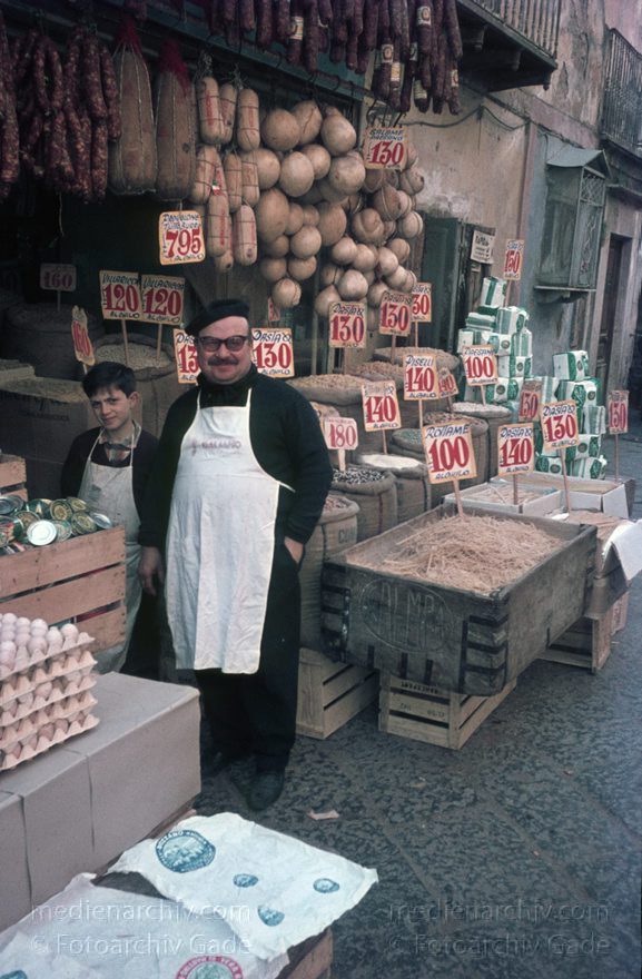 um 1960. Italien. Provinz Neapel. Region Kampanien. Pozzuoli
um 1960. Italien. Provinz Neapel. Region Kampanien. Pozzuoli. - Italy. Italia. Pezzulo
Schlüsselwörter: 1960;Campania;Italia;Italien;Italy;Kampanien;Pezzulo;Pozzuoli