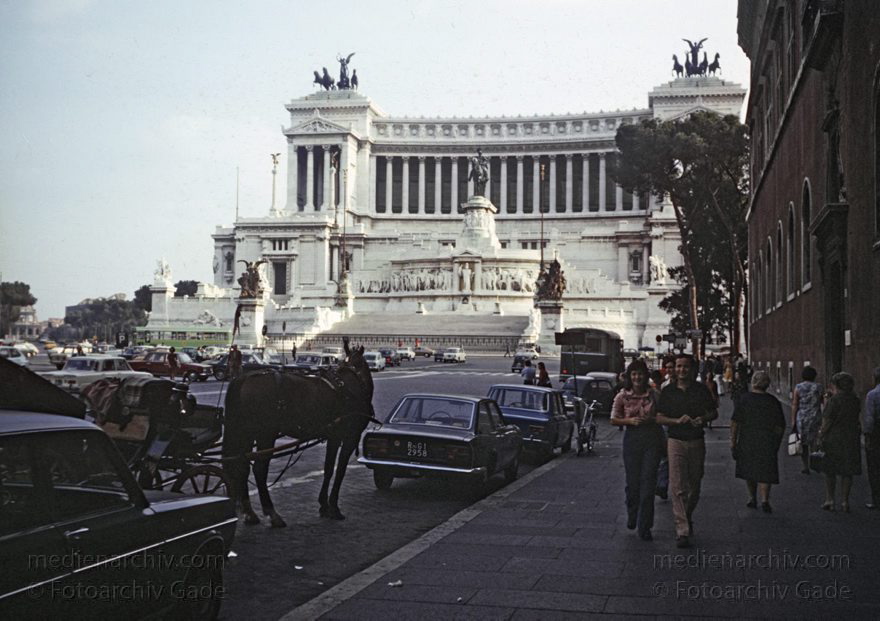 1965. Italien. Latium. Romn
1965. Italien. Latium. Rom. -  Italy. Lazio. Rome  - Italia. Lazio. Roma. Monumento Vittorio Emanuele II
Schlüsselwörter: 1965;Italia;Italien;Italy;Latium;Lazio;Monumento;Rom;Roma;Vittorio Emanuele II