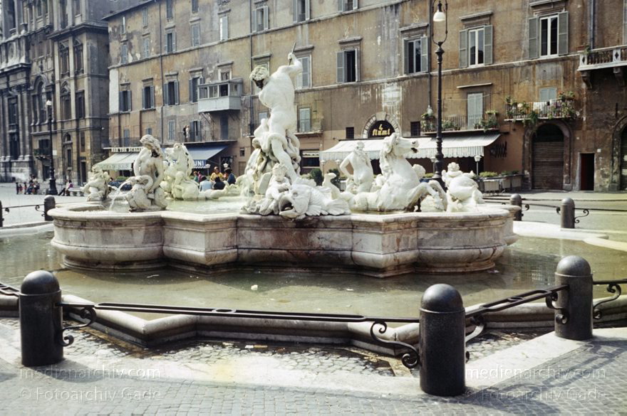 1965. Italien. Latium. Rom
1965. Italien. Latium. Rom. -  Italy. Lazio. Rome  - Italia. Lazio. Roma
Schlüsselwörter: 1965;Brunnen;Italia;Italien;Italy;Latium;Lazio;Rom;Roma