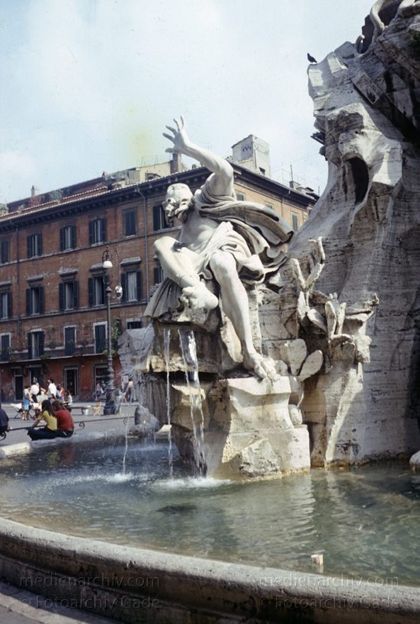 1965. Italien. Latium. Rom
1965. Italien. Latium. Rom. -  Italy. Lazio. Rome  - Italia. Lazio. Roma
Schlüsselwörter: 1965;Brunnen;Italia;Italien;Italy;Latium;Lazio;Rom;Roma