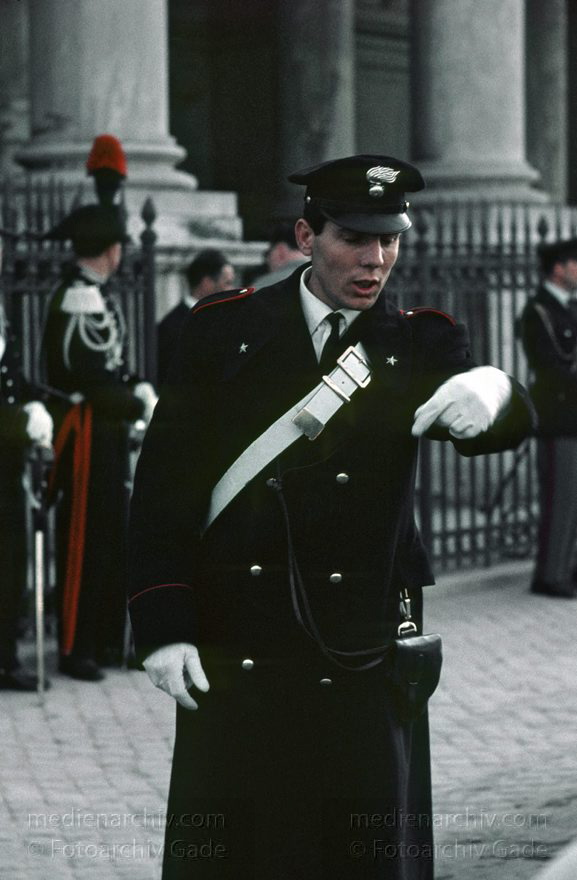 1965. Italien. Latium. Rom
1965. Italien. Latium. Rom. -  Italy. Lazio. Rome  - Italia. Lazio. Roma. Polizist. Karabinieri
Schlüsselwörter: 1965;Italia;Italien;Italy;Karabiniere;Latium;Lazio;Polizist;Rom;Roma