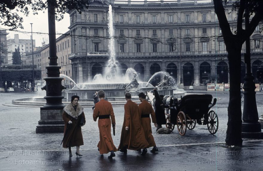 1960er. Italien. Latium. Rom
1960er. Italien. Latium. Rom. -  Italy. Lazio. Rome  - Italia. Lazio. Roma. Geistliche an einem Brunnen. Religion
Schlüsselwörter: 1960er;Brunnen;Geistliche;Italia;Italien;Italy;Latium;Lazio;Religion;Rom;Roma