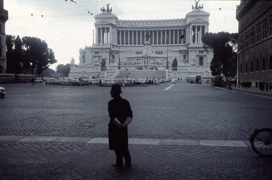 1960er. Italien. Latium. Rom
1960er. Italien. Latium. Rom. -  Italy. Lazio. Rome  - Italia. Lazio. Roma. Monumento Vittorio Emanuele II
Schlüsselwörter: 1960er;Italia;Italien;Italy;Latium;Lazio;Monumento;Rom;Roma;Vittorio Emanuele II