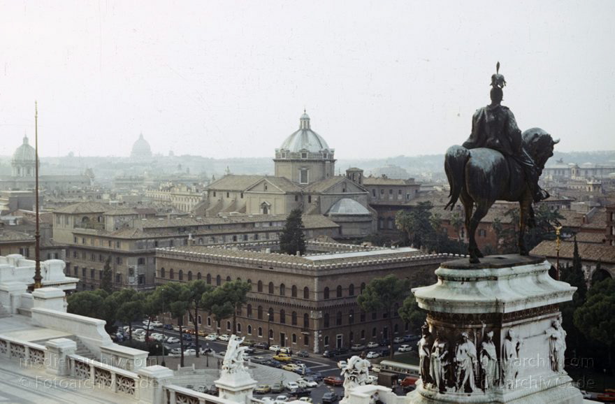 1965. Italien. Latium. Rom.  Reiterstatue von Viktor Emmanuel II
1965. Italien. Latium. Rom. -  Italy. Lazio. Rome  - Italia. Lazio. Roma.  Reiterstatue von Viktor Emmanuel II. Blick in die Umgebung vom Monument.
Schlüsselwörter: 1965;Italia;Italien;Italy;Latium;Lazio;Reiterstatue;Rom;Roma;Viktor Emmanuel II