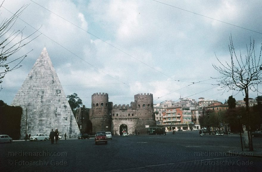 1960er. Italien. Latium. Rom. Porta S. Paolo. Cestius
1960er. Italien. Latium. Rom. -  Italy. Lazio. Rome  - Italia. Lazio. Roma. Goethezeitportal. Cestius-Pyramide. Pyramide des Caius Cestius. Porta S. Paolo
Schlüsselwörter: 1960er;Cestius;Goethezeitportal;Italia;Italien;Italy;Latium;Lazio;Porta S. Paolo;Pyramide;Rom;Roma