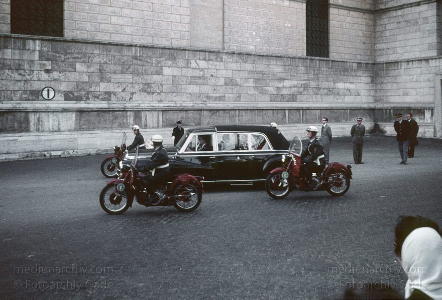 1960er. Italien. Latium. Rom
1960er. Italien. Latium. Rom. -  Italy. Lazio. Rome  - Italia. Lazio. Roma. San Paolo. Autos. Mercedes mit Begleitschutz
Schlüsselwörter: 1960er;Autos;Begleitschutz;Italia;Italien;Italy;Latium;Lazio;Rom;Roma;S. Paolo;San Paolo