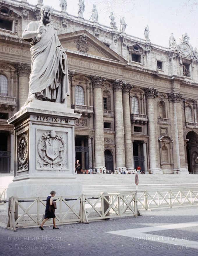1965. Italien. Latium. Rom. St. Petri
1965. Italien. Latium. Rom. -  Italy. Lazio. Rome  - Italia. Lazio. Roma. St. Petri
Schlüsselwörter: 1965;Italia;Italien;Italy;Latium;Lazio;Rom;Roma;Säulen