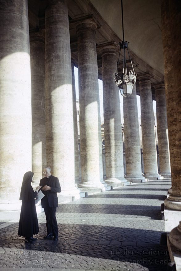 1965. Italien. Latium. Rom. St. Petri
1965. Italien. Latium. Rom. -  Italy. Lazio. Rome  - Italia. Lazio. Roma. St. Petri
Schlüsselwörter: 1965;Italia;Italien;Italy;Latium;Lazio;Rom;Roma;Säulen