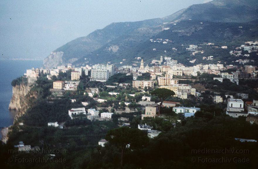 um 1960. Italien. Sorrent
um 1960. Italien. Provinz Neapel. Region Kampanien. Sorrent. -  Italy. Naples. Sorrent -  Italia. Sorrento
Schlüsselwörter: 1960;Campania;Italia;Italien;Italy;Kampanien;Küste;Mittelmeer;Naples;Napoli;Neapel;Sorrento