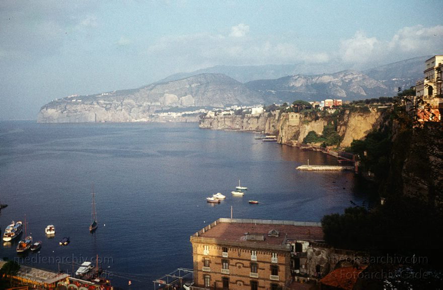 um 1960. Italien. Sorrent
um 1960. Italien. Provinz Neapel. Region Kampanien. Sorrent. -  Italy. Naples. Sorrent -  Italia. Sorrento
Schlüsselwörter: 1960;Campania;Italia;Italien;Italy;Kampanien;Küste;Mittelmeer;Naples;Napoli;Neapel;Sorrento