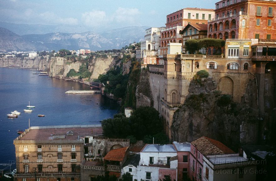 um 1960. Italien. Sorrent
um 1960. Italien. Provinz Neapel. Region Kampanien. Sorrent. -  Italy. Naples. Sorrent -  Italia. Sorrento
Schlüsselwörter: 1960;Campania;Italia;Italien;Italy;Kampanien;Küste;Mittelmeer;Naples;Napoli;Neapel;Sorrento