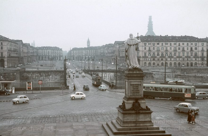 1959. Italien. Piemont. Turin
1959. Italien. Piemont. Turin -   Italy. Piedmont - Italia. Torino
Schlüsselwörter: 1959;Italia;Italien;Italy;Piedmont;Piemont;Torino;Turin