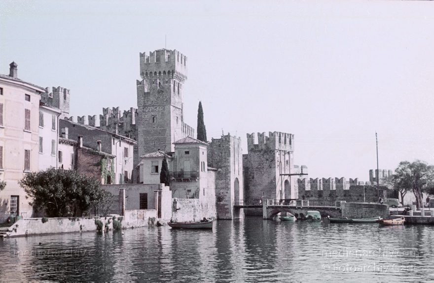 1959. Italien. Piemont. Turin
1959. Italien. Piemont. Turin -   Italy. Piedmont - Italia. Torino
Schlüsselwörter: 1959;Italia;Italien;Italy;Piedmont;Piemont;Torino;Turin