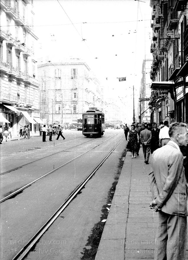 1955. Italien. Neapel. -  Italy. Naples -  Italia. Napoli
1955. Italien. Provinz Neapel. Region Kampanien. Neapel. -  Italy. Naples -  Italia. Campania. Napoli. Straßenbahn
Schlüsselwörter: 1955;Campania;Italia;Italien;Italy;Kampanien;Naples;Napoli;Neapel;Straßenbahn
