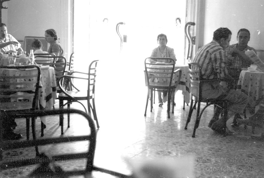 1955. Italien. Neapel. -  Italy. Naples -  Italia. Napoli
1955. Italien. Provinz Neapel. Region Kampanien. Neapel. -  Italy. Naples -  Italia. Campania. Napoli. Cafe. Restaurant
Schlüsselwörter: 1955;Cafe;Campania;Italia;Italien;Italy;Kampanien;Naples;Napoli;Neapel;Restaurant