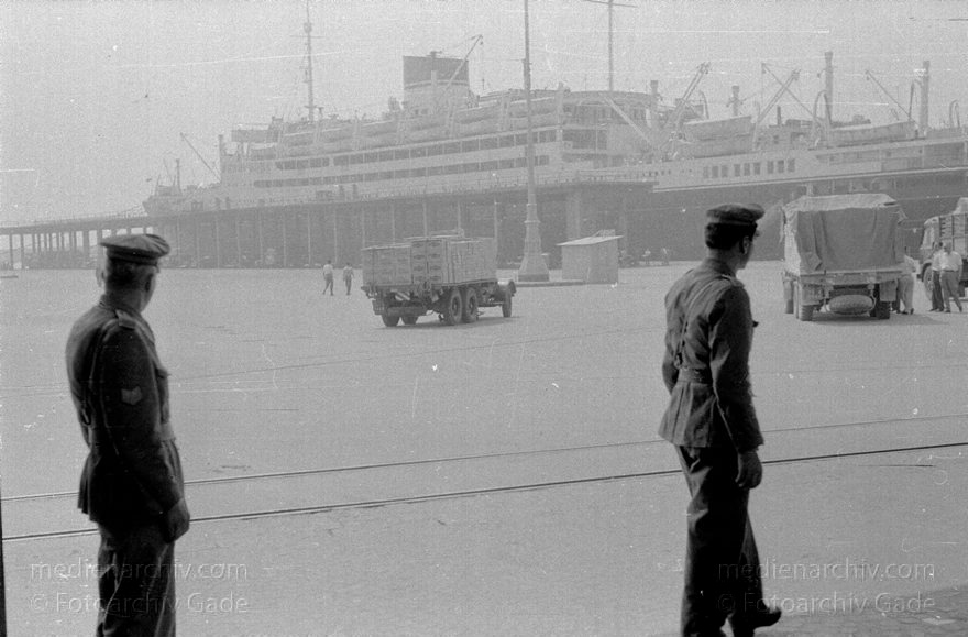 1955. Italien. Neapel. -  Italy. Naples -  Italia. Napoli
1955. Italien. Provinz Neapel. Region Kampanien. Neapel. -  Italy. Naples -  Italia. Campania. Napoli. Hafen. Zoll
Schlüsselwörter: 1955;Campania;Hafen;Italia;Italien;Italy;Kampanien;Naples;Napoli;Neapel;Zoll
