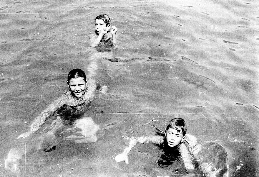 1955. Italien. Neapel. -  Italy. Naples -  Italia. Napoli. Schwimmende Jungen
1955. Italien. Provinz Neapel. Region Kampanien. Neapel. -  Italy. Naples -  Italia. Campania. Napoli. Kinder. Jungen beim Schwimmen. Baden
Schlüsselwörter: 1955;Baden;Campania;Italia;Italien;Italy;Jungen;Kampanien;Kinder;Naples;Napoli;Neapel;Schwimmen